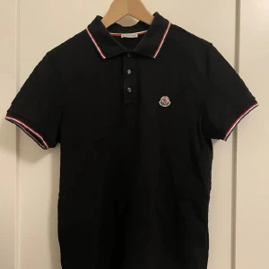 Moncler pike - Säljer nu min Moncler pike då jag knappt använt den. Den är storlek M men passar även som S skulle jag säga. Skick 9/10. Kom priv för fler bilder eller några funderingar.