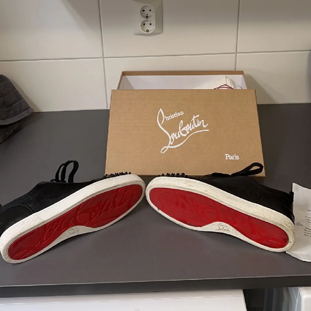 Hej, säljer ett par Louboutins i storlek 43. Använda max 5 gånger och kommer precis så som dom kom, med dustbagen, kvitto och allt. Tre spikar fattas annars är det inget alls tecken på användning, de kommer precis som nya. Priset kan diskuteras❣️. Skor.