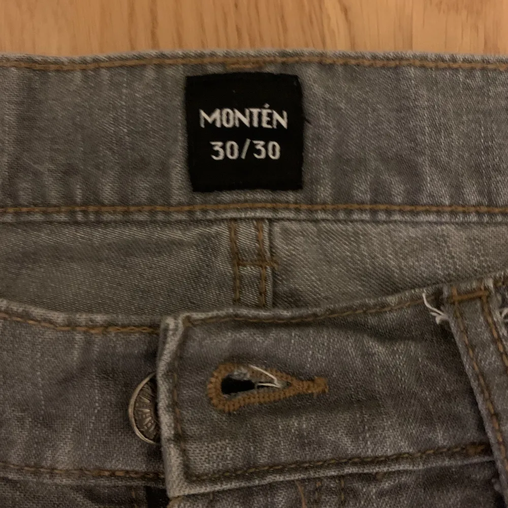 Ett par Montén jeans som inte kommer till någon användning då de är lite för små för mig. Längden är ok på mig som är 178, passar kanske lite bättre om man är kortare. Pris kan diskuteras✅. Jeans & Byxor.