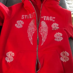 Rehinstone zip up  - En rehinstone zip up använd få gånger och är i helt fint skick, den är lite för stor för min storlek då den är M och jag använder xs-s 
