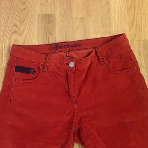 Röda jeans  - Snygga röda jeans💓