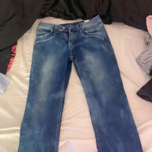 Oanvända blåa jeans