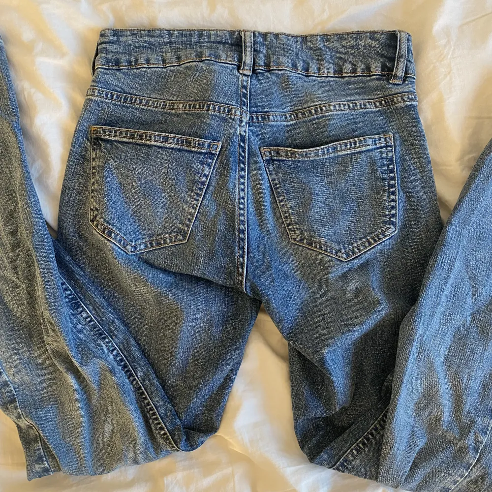 Säljer dessa slutsålda Y2k jeansen från Gina tricot. Flare/bootcut modell. Jätte bra skick💓. Jeans & Byxor.