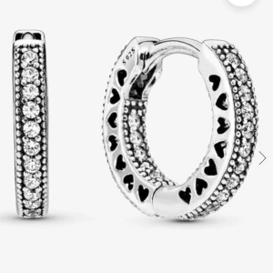 Pandora örhängen  - Ny skick❣️Pandora Pavé Hjärtan Creoler Nypris 649kr. Lådan ingår ej