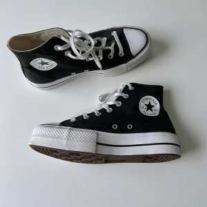 Converse - Svart Converse med högre sula, 4 cm. Knappt använda. Skriv privat för mer bilder! 🖤