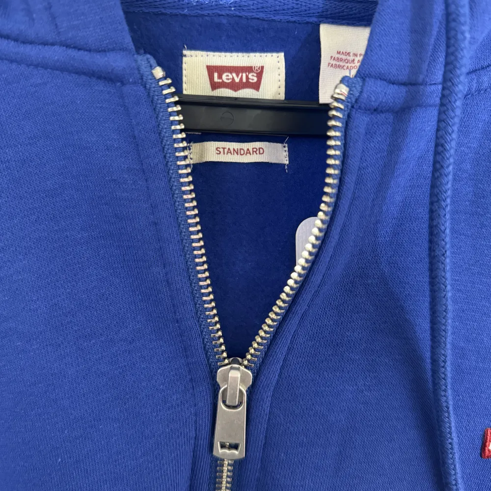 Tjo säljer denhär riktigt feta Levis zip hoodien. Den är helt ny och är oanvänd, tags sitter kvar 10/10 skick 🙌 . Tröjor & Koftor.