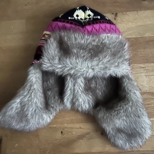 Unik mössa från Delias - Unik mössa från Delias. Fint skick. Passa på nu när frakten är gratis!! 💓