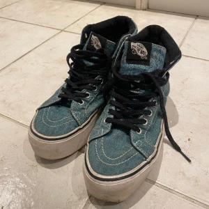 Vans med nitar - Supercoola vans i jeansmaterial och nitar i bak. Storlek 38 och bra skick