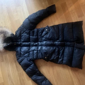 Äkta Parajumper pjs jacka svart - Säljer min dotters vinterjacka med äkta päls  Storlek 10 år  Fint skick 