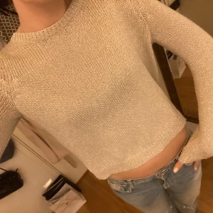 Glittrig tröja - Asnajs glittrig tröja som man kan ha både till vardags och till fest t.ex!🙌🏽 Aldrig använd❤️