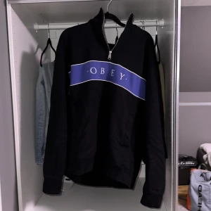 Obey zip tröja - Fräsch Obey quarterzip köpt på Carlings. Tröjan kostade 1300 kronor, mennjag har använt den en del därav det låga priset. Extremt fräsch tröja, nice material och den har aldrig behövt tvättas. Perfekt för dig som vill ha en soft måndagströja. Storlek L