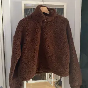 En brun tröja i ”Teddy” material från bikbok