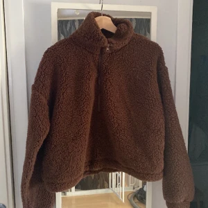 Teddytröja - En brun tröja i ”Teddy” material från bikbok