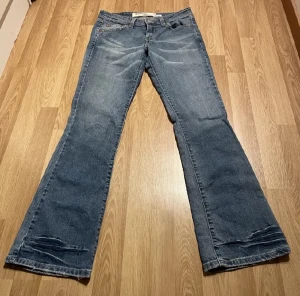Levis bootcut (Lånade bilder)  - Levis bootcutjeans. Midjemått mått 38cm innerbenmått 80 cm tror jag❤️ bilderna är lånade, jag köpte dom på plick men de passade inte riktigt mig