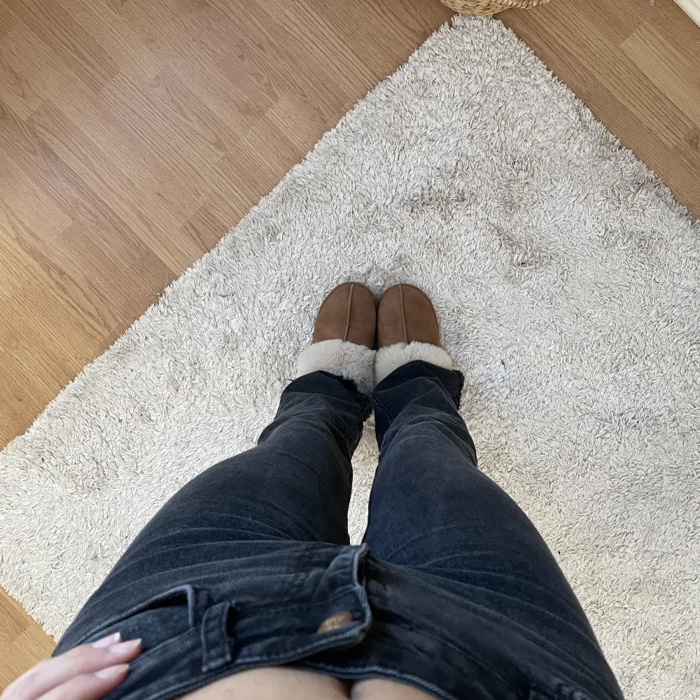 Säljer dessa mörkgrå/svarta jeansen från zara i strl 36💕har klippt till de satt de passar i längden på mig som är 165☺️highwaisted!. Jeans & Byxor.