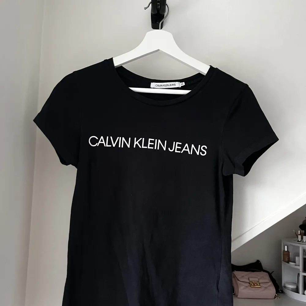 Svart basic Calvin Klein T-shirt😊 Inga tecken på användning, strl XS❤️ Hör av er vid frågor etc.. Toppar.