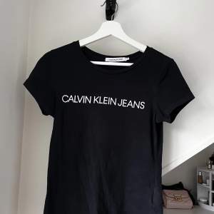 Svart basic Calvin Klein T-shirt😊 Inga tecken på användning, strl XS❤️ Hör av er vid frågor etc.