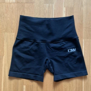 Shorts ICANIWILL  - Shorts/cykelbyxor från ICANIWILL, dom har en ficka bak i svanken och gummigrejer i benen för att de ej ska åka upp (se bild). Endast använda vid få tillfällen och är i superbra skick!❤️‍🔥❤️‍🔥