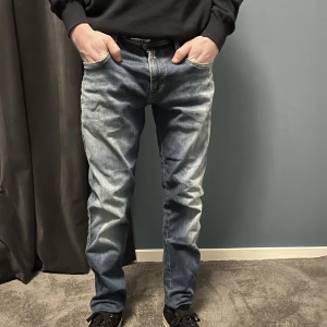 Replay jeans - Säljer ett par replay jeans i bra skick. Jeansen är använda men har inga större defekter. Jeansen är i skick 8/10. Hör gärna av dig vid frågor eller funderingar.