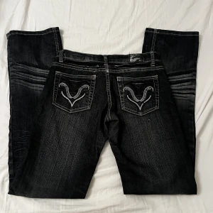 Salvage jeans med coola fickor - Lågmidjade raka salvage jeans med detaljer på fickorna⭐️⭐️lite slitna på baksidan men det har sytts igen! Skriv vid fler frågor😊💖