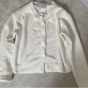 Stickad kofta &Otherstories  - Superfin stickad kofta från &Otherstories 💗