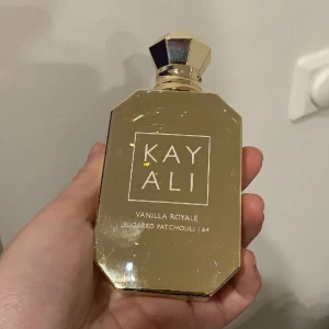 Kayali parfym  - Kayali parfym i lukten Vanilla royale sugared patchouli 64. Den doftar vanilj, cremebrule perfekt till hösten. 🤎 Säljer pga att doften ej passade mig.  Helt oanvänd  Ordinarie pris 1069kr 
