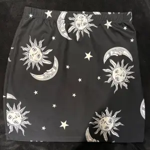 en fin kjol med månar och solar i fint skick 🫶
