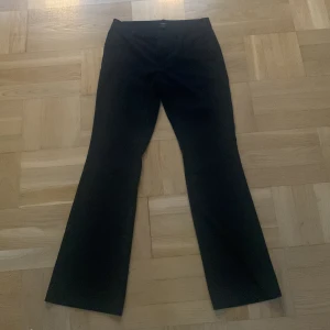 Bootcut kostymbyxor  - Säljer dessa kostym byxor då dom är lite för små, bra skick o inga defekter, ny pris ca 600 men säljer nu för 150, är öppen för prisförslag🫶🏻 skriv för mer info💕