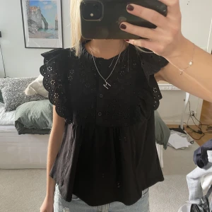 Topp Mango - Jättefin svart topp från Mango med gulliga detaljer i jättebra skick! Skriv för frågor💕