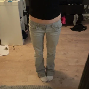 Gråa ltb jeans - (TRYCK EJ KÖP NU) Säljer dessa as sköna snygga ltb jeansen i storlek 26/30💗💗 Inga defekter men väl använda! Lägger ut igen eftersom jag råka sätta på budgivning på förra!  Innerbenslängd: 72cm Midje/höftmått: 84cm
