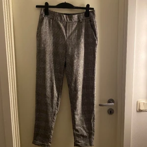 Kostym byxa - Mönstrad kostym byxa i storlek M petite. Passar någon som är lite kortare. Väldigt bra skick och bra kvalitet. 