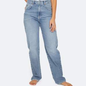 Hej🙈 Säljer även dessa blåa jeans från bikbok! Hög midja med en rak modell🙌🏼  Använda högst 3 gånger och säljer pga passar inte längre. Hör av er om ni har några frågor etc🫶🏻 (Säljer massor av byxor nu, så gå gärna in o kika!!)