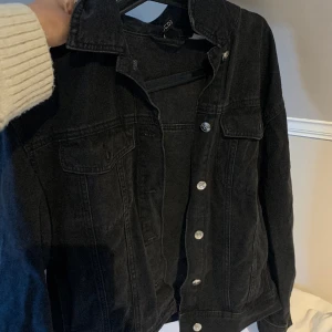 jeansjacka  - svart jeansjacka från HM💕