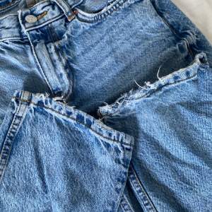 Snygga jeans till ganska bra skick lite slitna längst ner vid hällarna passar t mkt. Nytt pris: 499,95kr 