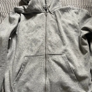 Weekday zip i bra skick  - Säljer min weekday zip som är i gott skick!