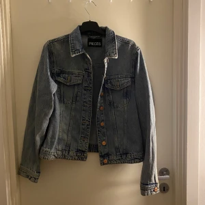 Jeans jacka - Helt ny aldrig använd jeans jacka med koppar detaljer från Vero Moda. Nyskick och väldigt bra kvalitet.