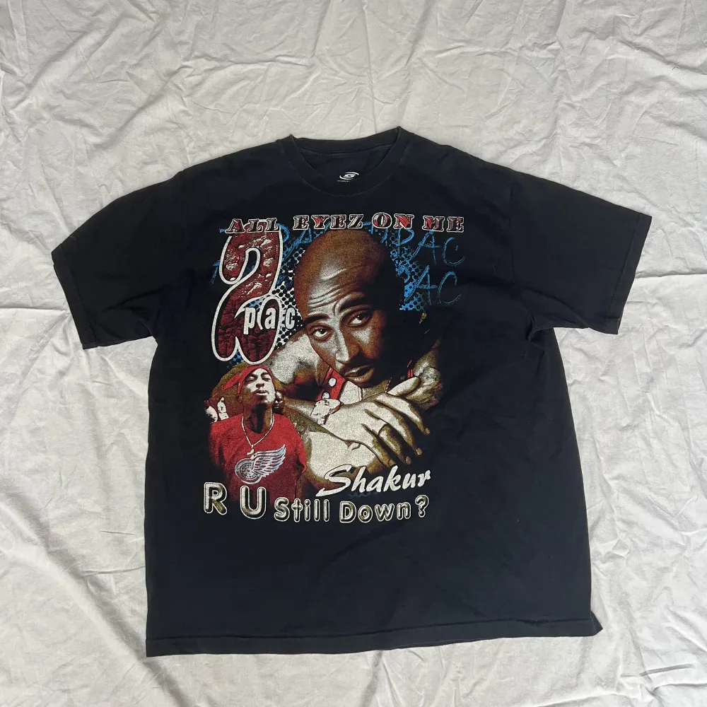 T shirt med 2 pac (all eyes on me) tryck.. T-shirts.