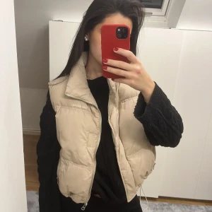 Beige väst  - Fin beige väst i mycket bra skick. Aldrig använd! Värmer mycket och går att stänga med dragkedja🤍Står ”Less Issues” på vänster sida av dragkedjan.