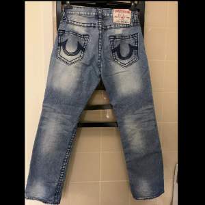 True religion jeans i modellen billy super qt. Storlek 34. Skick 10/10. Inga defekter. Priset är inte hugget i sten. Ingen heeldrag. 