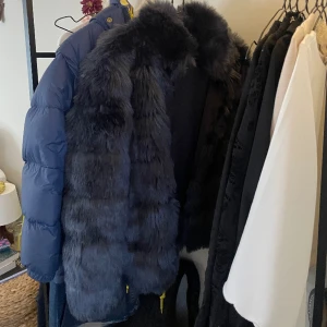 Fake pälsjacka - Kollar intresset på denna fake pälsjacka från Dry Lake i storlek XS. Inga defekter och letar efter en som är i en lite större storlek!