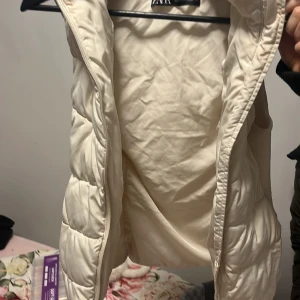 Zara väst  - Säljer min väst då den ligger bara i garderoben har använt få gånger 