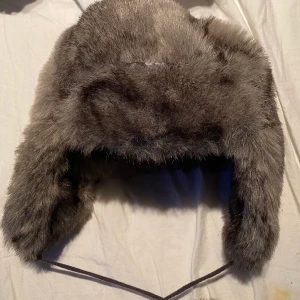 Pälsmössa - Mysig pälsmössa i fakepäls från Claire’s som jag säljer eftersom jag redan har för många mössor. Fint skick och värmer bra.