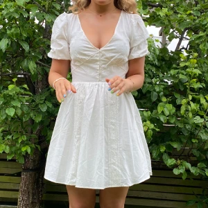 Student klänning - Säljer min vita kläning som passar perfekt till skolavslutning eller student! Den är i storlek 34 så skulle säga att den passar xs-s❤️ Använd 1 gång. Ordinarie pris 699❤️