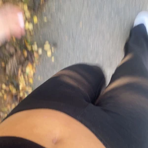 Utsvängda leggings  - En par super fina leggings från hm. Köpte för att kunna vika ner de till lågmidjade vilket funkar med dessa. Använt ca 3 gånger. 