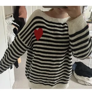 Stickad tröja - Superfin stickad tröja med ett rött hjärta vid ena bröstet. (Lånad bild) skriv för fler bilder. Storlek xs-m🩷