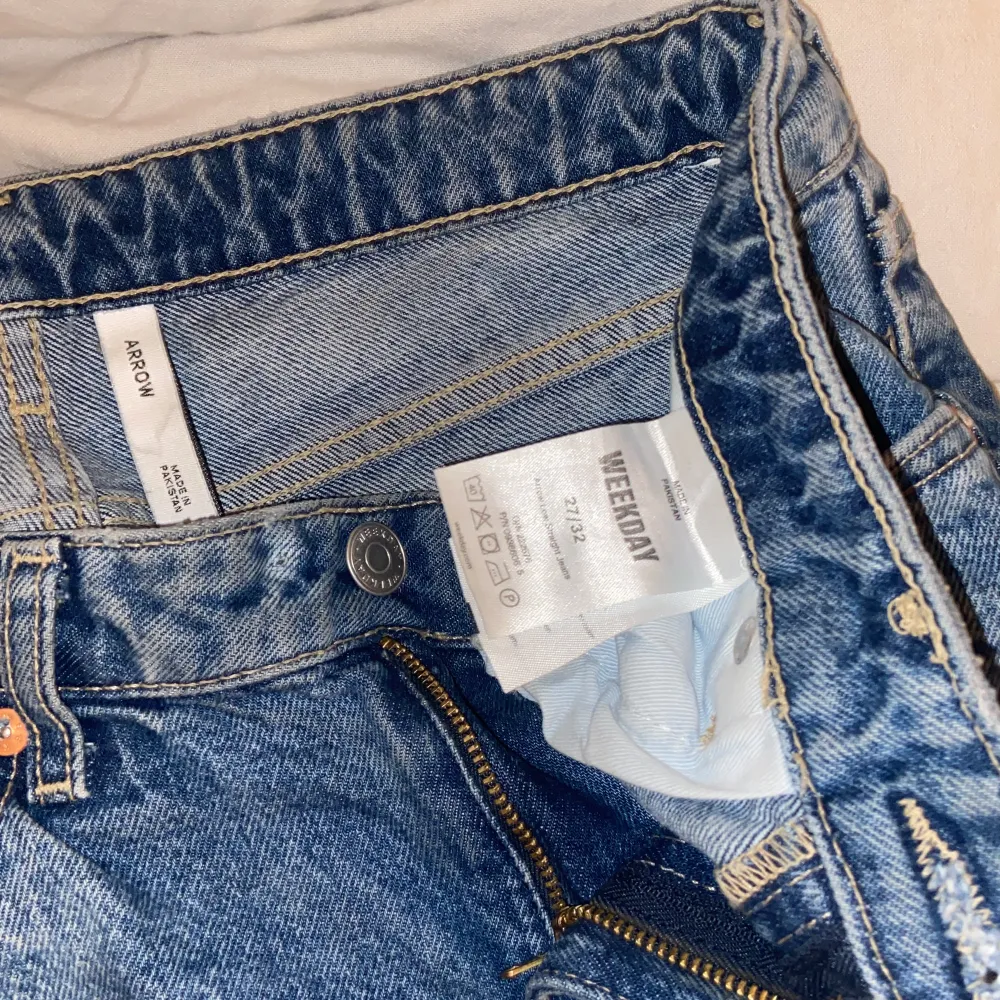 Säljer mina lågmidjade jeans från weekday. Passar i länden på mig som är 170 cm, pris går att diskutera💕(första bilden är lånad). Jeans & Byxor.