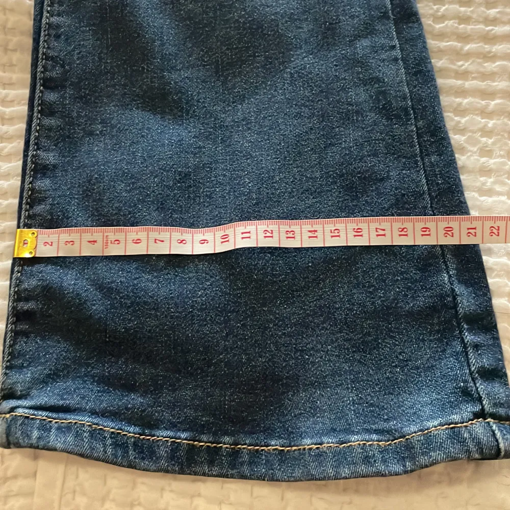 Blå-jeans storlek (XS) toppen har (34cm-mitten). Jeans & Byxor.