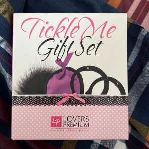 Giftset - Tickle me gift set. Bara öppnad för att ta bilder aldrig använt. 