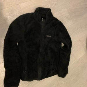 Ullmax  - Mjuk, skön och varm tröja från Ullmax. Perfekt att ha en kall dag, även under skalkläder. Storlek 38/40