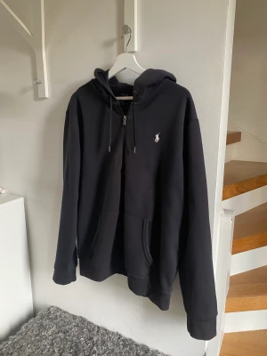 Ralph louren zip - Ralph louren zip svart i storlek L men passar M. Väldigt fint skick! 